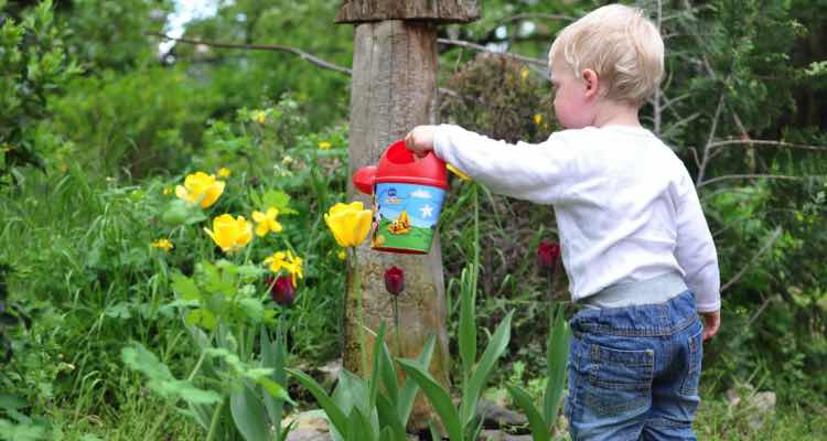 Perfekte Gartenarbeit mit Kind